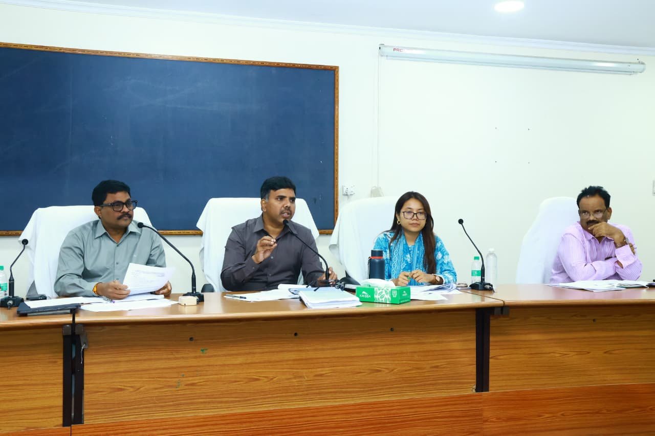 భూసేకరణ చెల్లింపులలో భాగంగా జిల్లాలో ఆయా ప్రాజెక్టుల కింద భూసేకరణ చెల్లింపులు వేగవంతం చేయాలని జిల్లా కలెక్టర్ బి చంద్రశేఖర్  అధికారులను ఆదేశించారు.